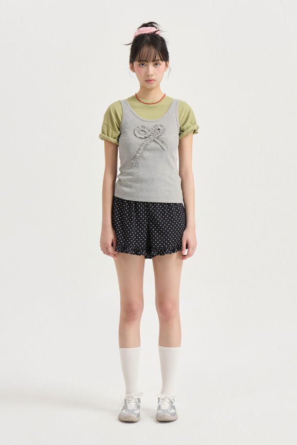 럭키슈에뜨의 Chouetties 프릴 숏팬츠 (블랙)는 여성스러운 스타일을 연출하는 데 안성맞춤입니다. 부드러운 사틴 소재와 은은한 광택감이 고급스러운 분위기를 더하며, 허리 밴딩으로 편안한 착용감을 선사합니다. 밑단 러플 디테일과 도트 패턴이 사랑스러운 포인트를 더하고, 뒷면 라벨 장식으로 브랜드의 감성을 느낄 수 있습니다. 데이트룩, 카페룩, 휴가룩 등 다양한 TPO에 로맨틱, 미니멀, 리조트 스타일로 활용해보세요.
