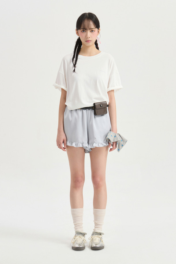 럭키슈에뜨의 Chouetties 프릴 숏팬츠 (실버)는 여성스러운 무드를 연출하는 숏 기장의 프릴 숏팬츠입니다. 은은한 광택감이 돋보이는 사틴 소재에 도트 무늬가 더해져 로맨틱하면서도 미니멀한 스타일을 완성합니다. 밑단 러플 디테일로 포인트를 더했으며, 루즈핏으로 편안한 착용감을 선사합니다. 데이트룩, 카페룩, 휴가룩 등 다양한 TPO에 활용 가능하며, 밴딩 처리로 활동성을 높였습니다. 뒷면에는 럭키슈에뜨 라벨 장식이 돋보입니다.
