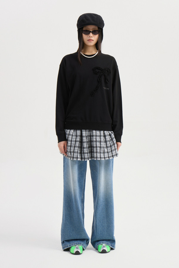 럭키슈에뜨의 Chouetties 리본 포인트 스웨트셔츠(블랙)입니다. 부드러운 면 소재로 제작되었으며, 루즈핏에 라운드넥 디자인으로 편안한 착용감을 선사합니다. 소매와 밑단 시보리 처리, 데미지 워싱, 리본 자수 디테일과 레터링 자수로 포인트를 주어 캐주얼하면서도 빈티지한 스타일을 연출합니다. 봄, 가을, 겨울, 세 계절 모두 활용 가능하며, 동네 마실룩, 집콕룩, 겨울 데일리룩 등 다양한 TPO에 활용하기 좋습니다. 미니멀, 레트로 스타일을 선호하는 여성분들께 추천합니다.
