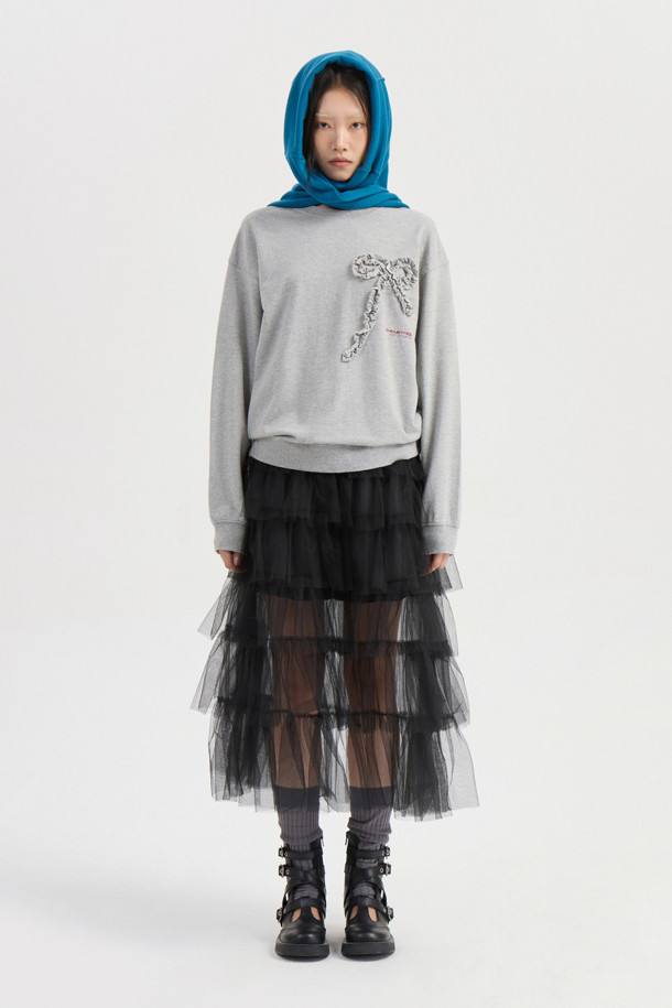 LUCKY CHOUETTE (럭키슈에뜨)의 Chouetties 리본 포인트 스웨트셔츠 (멜란지 그레이)입니다. 부드러운 코튼 미니 쮸리 소재로 제작되어 편안한 착용감을 선사합니다. 캐주얼하고 빈티지한 무드를 연출하며, 루즈핏 디자인으로 활동성을 높였습니다. 소매와 밑단은 시보리 처리되었으며, 볼륨감 있는 리본 자수와 레터링 자수가 포인트로 더해져 사랑스러운 느낌을 줍니다. 봄, 가을 동네 마실룩이나 봄 소풍룩으로 활용하기 좋습니다.
