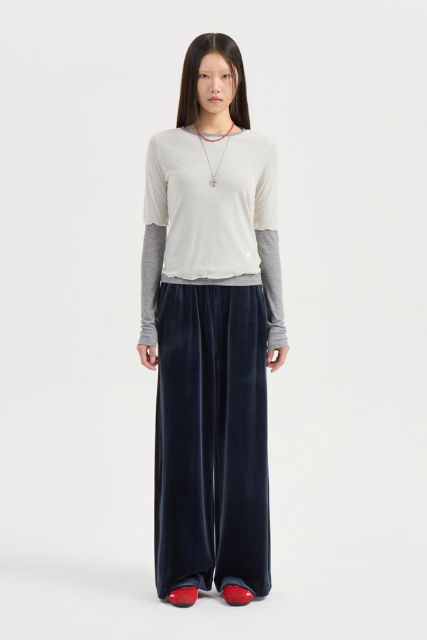 럭키 슈에뜨(LUCKY CHOUETTE)의 Chouetties 레이어링 긴소매 티셔츠(아이보리)입니다. 부드러운 촉감의 레이온과 폴리에스터 혼방 소재로 제작되었으며, 봄, 가을에 착용하기 좋습니다. 슬림핏의 라운드넥 디자인으로, 캐주얼하고 미니멀한 스타일을 연출합니다. 언밸런스 기장과 레이어드 디자인이 특징이며, Lucky Crescent Moon 모티브 자수 디테일로 포인트를 더했습니다. 단독 또는 레이어드하여 데이트룩을 완성해보세요.
