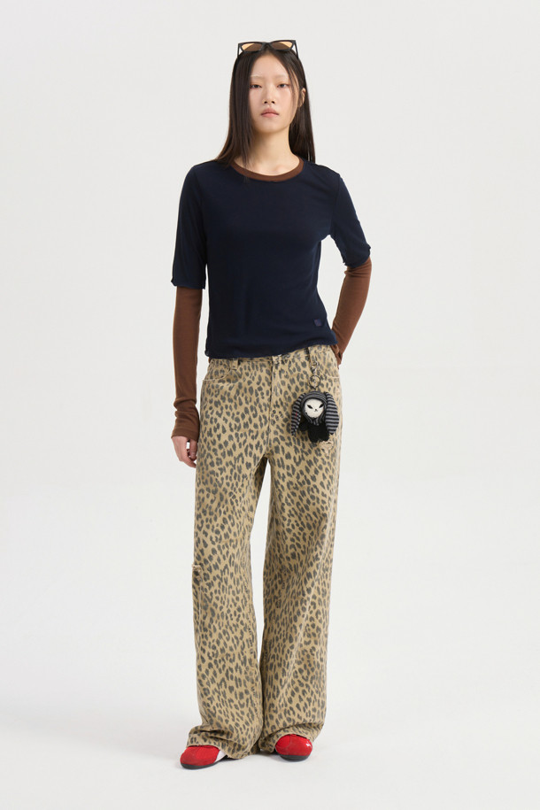 럭키슈에뜨(LUCKY CHOUETTE)의 Chouetties 레이어드 네이비 긴팔 티셔츠입니다. 캐주얼 및 미니멀 스타일을 추구하는 분들을 위한 베이직 아이템으로, 데이트룩과 카페룩에 잘 어울립니다. 부드러운 레이온과 폴리에스터 혼방 소재로 제작되었으며, 슬림핏 라운드넥 디자인입니다. 언밸런스 기장에 럭키 크레센트 문(Crescent Moon) 와펜 자수 디테일이 특징이며, 단독 또는 레이어드하여 다양한 스타일을 연출할 수 있습니다. 봄, 가을, 겨울, 세 계절 모두 활용 가능하며, 편안한 착용감을 선사합니다.
