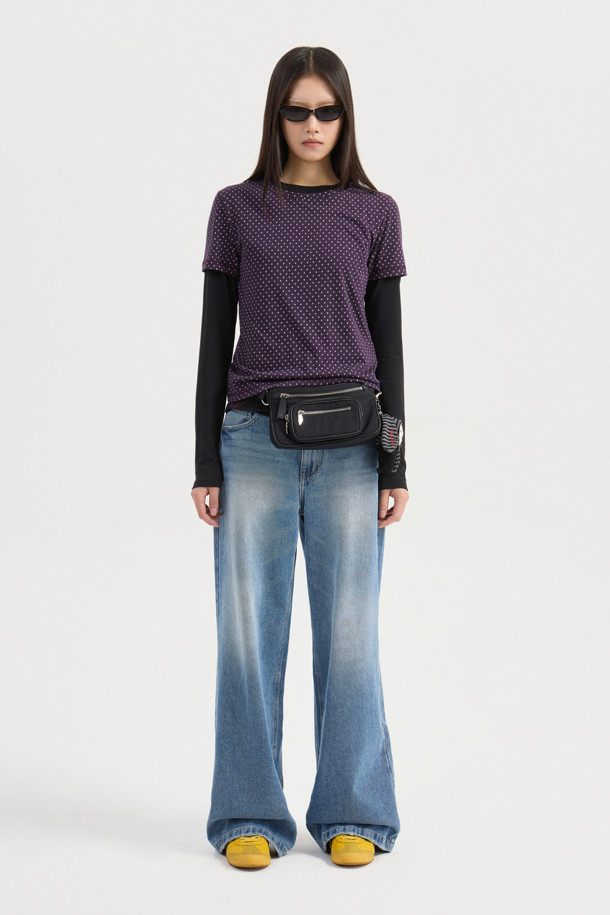 Chouetties by LUCKY CHOUETTE(슈에티 바이 럭키슈에뜨) 도트 패턴 반소매 티셔츠 (퍼플)는 부드러운 촉감의 폴리에스테르와 레이온 혼방 소재로 제작되었습니다. 라운드넥에 슬림핏 디자인으로, 봄, 여름 시즌 캐주얼하고 미니멀한 스타일을 연출하기 좋습니다. 얇은 두께감과 신축성 있는 소재는 편안한 착용감을 선사하며, 도트 패턴과 레터링 디테일이 포인트입니다. 데이트룩이나 포인트 착장용으로 레이어드하여 다양한 스타일을 시도해 보세요.
