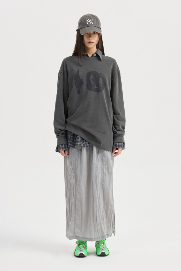 LUCKY CHOUETTE (럭키 슈에뜨)의 Chouetties 그래픽 루즈핏 피그먼트 긴소매 티셔츠 (그레이)입니다. 캐주얼과 빈티지 스타일을 연출하며, 봄, 가을, 겨울 계절에 폭넓게 활용할 수 있습니다. 넉넉한 루즈핏과 라운드넥 디자인으로 편안한 착용감을 선사하며, 면 소재로 제작되어 부드러운 촉감을 느낄 수 있습니다. 피그먼트 워싱 가공과 소매단 시보리 처리로 디자인의 완성도를 높였습니다. 단독 드라이클리닝을 권장하며, 물빠짐 및 이염에 주의하여 관리해야 합니다. 동네 마실룩이나 겨울 데일리룩에 미니멀한 스타일을 더해보세요.
