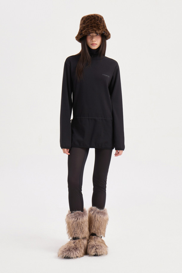 LUCKY CHOUETTE (럭키슈에뜨)의 Chouetties (슈에띠즈) 허리 스트링 하이넥 티셔츠 (블랙)입니다. 부드러운 코튼과 폴리에스터 혼방 소재로 제작되어 편안한 착용감을 선사합니다. 루즈핏 디자인에 하이넥으로 포인트를 더했으며, 허리 스트링으로 핏을 조절하여 다양한 스타일 연출이 가능합니다. 소매단과 밑단 배색, 슈에띠즈 레터링 프린트로 캐주얼하면서도 베이직한 스타일을 완성합니다. 사계절 내내 활용 가능한 웨어러블한 디자인의 긴소매 티셔츠입니다.
