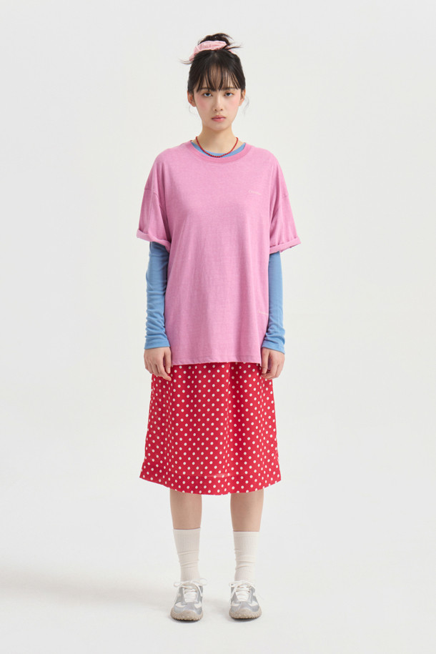 Chouetties by LUCKY CHOUETTE (슈에티 바이 럭키슈에뜨) 백 프린트 루즈 핏 반팔 티셔츠는 캐주얼하고 빈티지한 스타일을 추구하는 유니섹스를 위한 상의입니다. 봄, 여름 시즌에 어울리는 바이올렛 컬러의 라운드넥 티셔츠로, 오버핏과 루즈핏으로 편안한 착용감을 선사합니다. 부드러운 면 소재로 제작되었으며, 가슴 부분의 레터링 프린트와 뒷면의 크랙 효과 프린트가 돋보이는 디자인입니다. 동네 마실룩이나 여행룩에 활용하기 좋으며, 워싱 가공으로 빈티지한 무드를 더했습니다.
