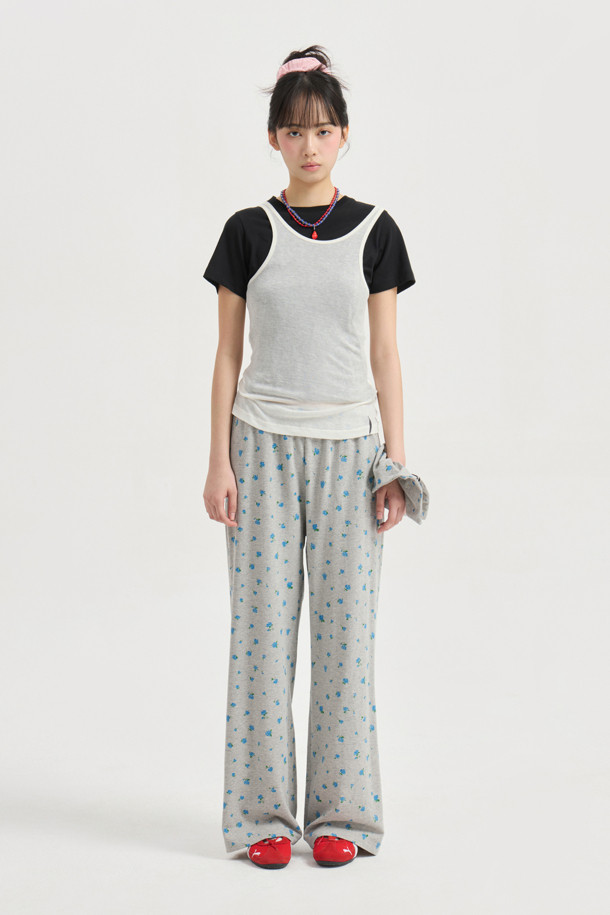 럭키 슈에뜨 레터링 슬림핏 반소매 티셔츠 (블랙)는 여성스러움을 강조하는 슬림핏 디자인의 티셔츠입니다. 부드러운 면 소재로 제작되어 편안한 착용감을 선사하며, 봄, 여름 시즌 데일리룩에 활용하기 좋습니다. 라운드넥과 반소매 디자인은 캐주얼하고 베이직한 스타일을 연출하며, 레이어드하여 다양한 스타일을 시도할 수 있습니다. 깔끔한 무지 디자인에 럭키 슈에뜨만의 레터링 디테일이 더해져 포인트를 더합니다. 블랙과 그레이 두 가지 컬러로 만나보세요.
