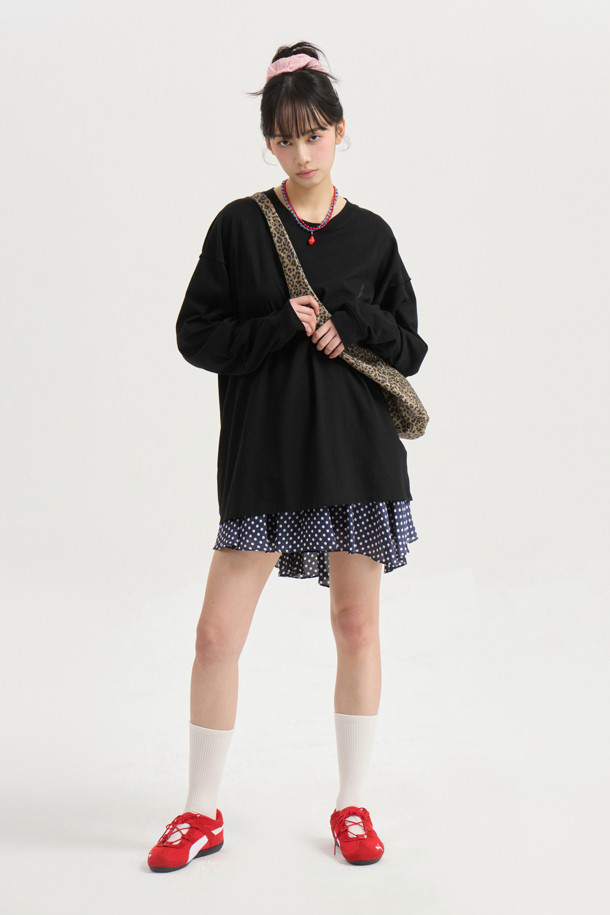 LUCKY CHOUETTE (럭키슈에뜨)의 Chouetties (슈에띠즈) 루즈핏 롱 티셔츠 (블랙)입니다. 캐주얼 스타일의 여성 긴팔 티셔츠로, 봄, 가을에 입기 좋습니다. 라운드넥에 루즈핏으로 편안하게 착용할 수 있으며, 가슴 부분에 슈에띠즈 레터링 프린트가 포인트입니다. 어깨와 암홀 라인 봉제 디테일이 돋보이며, 다양한 하의와 매치하여 동네 마실룩, 봄 소풍룩 등 미니멀하고 캐주얼한 스타일을 연출할 수 있습니다. 블랙 컬러로 어떤 옷에도 잘 어울리는 데일리 아이템입니다.
