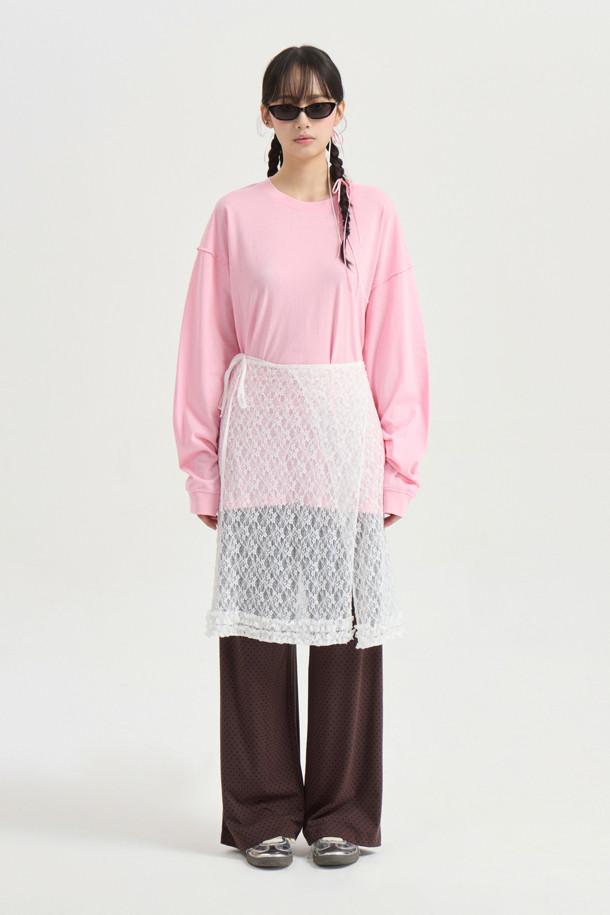 슈에티즈 바이 럭키 슈에뜨_루즈 핏 롱 티셔츠 (핑크)는 편안한 착용감과 스타일리시함을 동시에 갖춘 여성 티셔츠입니다. 핑크 컬러의 라운드넥 긴소매 티셔츠로, 봄, 가을에 캐주얼하게 착용하기 좋습니다. 루즈핏 디자인으로 박시한 실루엣을 연출하며, 가슴 부분의 슈에띠즈 레터링 프린트가 포인트를 더합니다. 어깨와 암홀 라인 봉제 디테일이 돋보이며, 데이트룩, 카페룩 등 다양한 TPO에 활용 가능합니다. 미니멀하면서도 개성 있는 스타일을 완성할 수 있는 아이템입니다.
