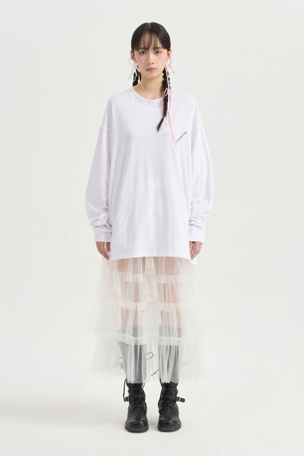 럭키슈에뜨 by 슈에띠즈_루즈 핏 롱 티셔츠 (화이트)는 캐주얼 스타일을 연출하기에 좋은 여성 긴팔 티셔츠입니다. 라운드넥 디자인에 가슴 부분 슈에띠즈 레터링 프린트가 돋보이며, 어깨와 암홀 라인 봉제 디테일이 특징입니다. 루즈핏과 박시핏으로 편안한 착용감을 선사하며, 봄, 가을 시즌 데일리룩으로 활용하기 좋습니다. 동네 마실룩이나 카페룩 등 다양한 TPO에 맞춰 캐주얼하고 미니멀한 스타일링을 완성해보세요. 다양한 아이템과 매치하여 개성 있는 스타일을 연출할 수 있습니다.
