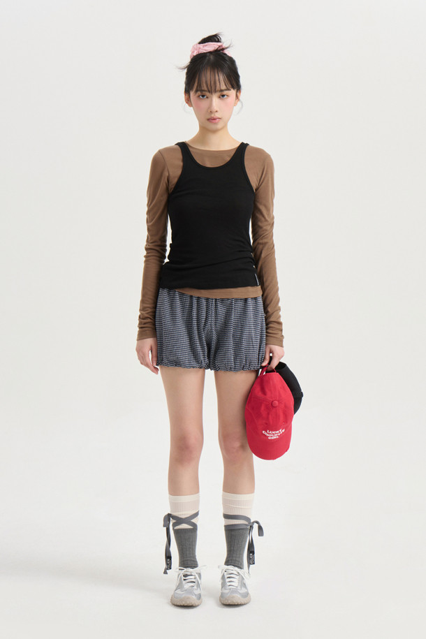 LUCKY CHOUETTE (럭키슈에뜨)의 Chouetties 쉬어 슬림핏 긴팔 티셔츠(브라운)입니다. 부드러운 촉감의 울과 레이온 혼방 소재로 제작되어 봄, 가을에 착용하기 좋습니다. 슬림핏 라운드넥 디자인에 얇은 두께감과 시어한 소재로 여성스러운 분위기를 연출하며, 레이어드 스타일링에도 용이합니다. 베이직한 디자인으로 데이트룩, 카페룩 등 다양한 TPO에 활용 가능하며, 밑단 장식 라벨이 포인트입니다. 클래식, 미니멀, 캐주얼 스타일을 즐겨 입는 여성분들께 추천합니다.
