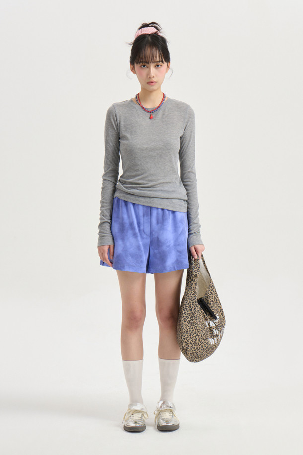 럭키슈에뜨의 Chouetties (슈에티) 멜란지 그레이 슬림핏 긴소매 티셔츠입니다. 부드러운 촉감의 울과 레이온 혼방 소재로 제작되어 봄, 가을에 활용하기 좋습니다. 시어한 소재감과 슬림핏 디자인으로, 데이트룩이나 카페룩 등 다양한 TPO에 맞춰 미니멀, 클래식, 캐주얼 스타일을 연출할 수 있습니다. 밑단 장식 라벨이 포인트로, 레이어드 스타일링에도 용이합니다. 라운드넥 디자인에 얇은 두께감으로 편안하게 착용 가능합니다.
