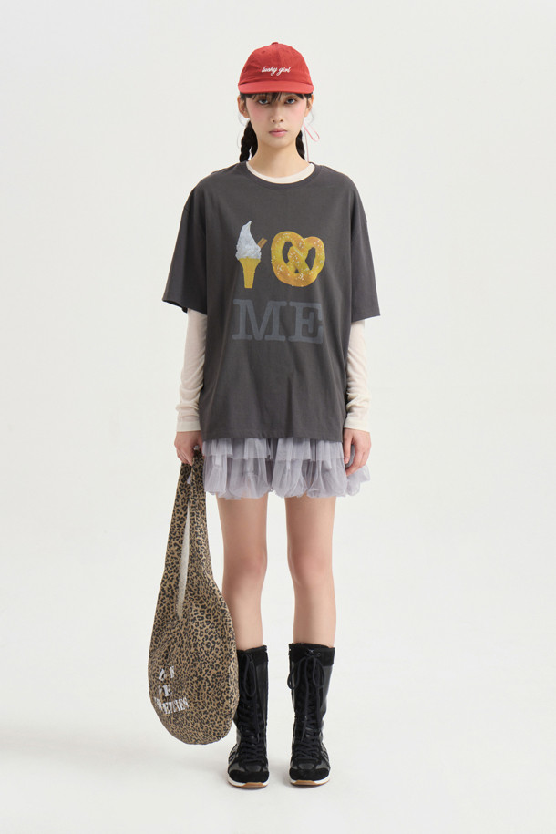 Chouetties by LUCKY CHOUETTE (슈에티 바이 럭키슈에뜨) 시어 슬림 핏 롱 슬리브 티셔츠는 부드러운 면 소재로 제작되어 편안한 착용감을 선사합니다. 차콜 그레이 컬러에 캐주얼한 무드의 프린트 그래픽 디자인이 돋보이며, 사계절 내내 활용 가능한 실용적인 아이템입니다. 얇은 두께감과 오버핏 실루엣으로 레이어드 스타일링이 용이하며, 튤 스커트 디테일로 포인트를 더했습니다. 동네 마실룩이나 봄 소풍룩에 매치하여 미니멀하면서도 스트리트 감성을 연출해보세요.
