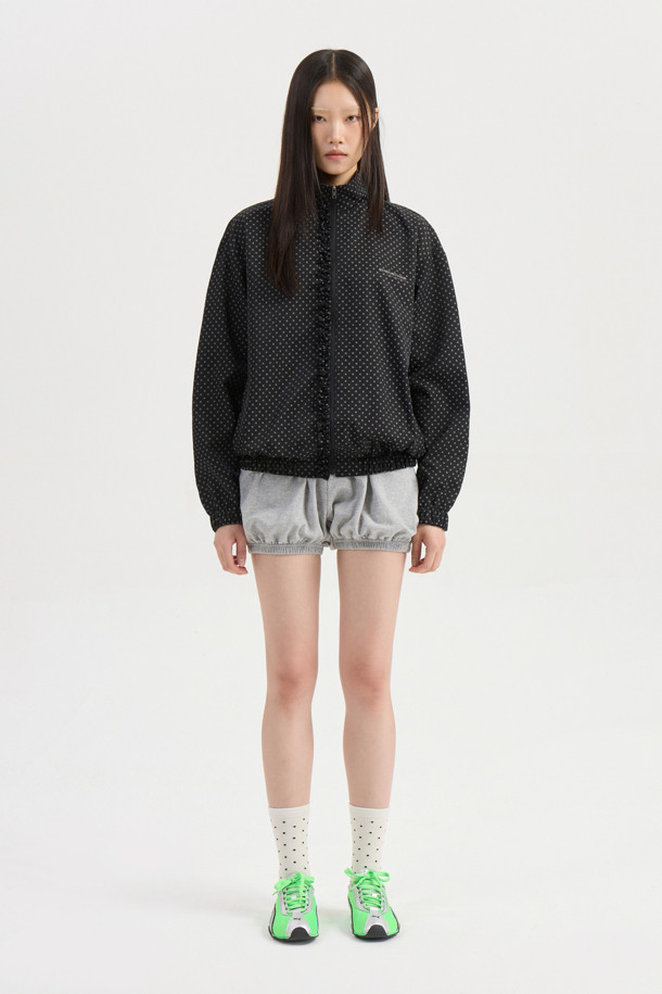 LUCKY CHOUETTE (럭키슈에뜨)의 도트 패턴 프릴 포인트 점퍼는 블랙 컬러의 여성용 아우터입니다. 가볍고 부드러운 나일론 소재로 제작되어 봄, 가을 간절기에 착용하기 좋습니다. 지퍼형 여밈 방식과 루즈핏 디자인으로 편안한 착용감을 선사하며, 프릴 디테일과 레터링 프린트가 돋보입니다. 소매와 밑단 밴딩 처리로 활동성을 높였으며, 슈롱이 파우치 세트가 포함되어 실용적입니다. 캐주얼, 미니멀, 걸리시 스타일을 즐기는 분들께 동네 마실룩, 쇼핑룩, 봄 소풍룩으로 추천합니다.
