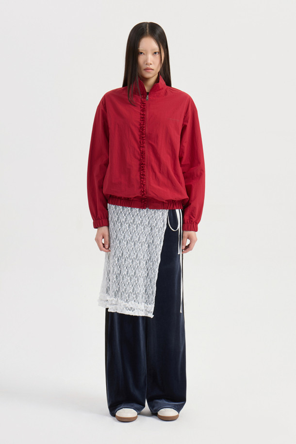 럭키슈에뜨(LUCKY CHOUETTE)의 Chouetties 도트 패턴 프릴 포인트 점퍼 (레드)입니다. 캐주얼하고 걸리시한 스타일로, 봄, 가을에 데이트룩, 동네 마실룩, 봄 소풍룩에 매치하기 좋습니다. 얇은 두께의 나일론 소재로 제작되어 부드러운 촉감을 선사하며, 루즈핏으로 편안하게 착용할 수 있습니다. 지퍼형 여밈 방식에 긴 소매, 소매와 밑단 밴딩 처리로 활동성을 더했습니다. 프릴 디테일과 레터링 프린트가 포인트이며, 슈롱이 파우치와 세트 구성으로 실용성까지 갖춘 아이템입니다.
