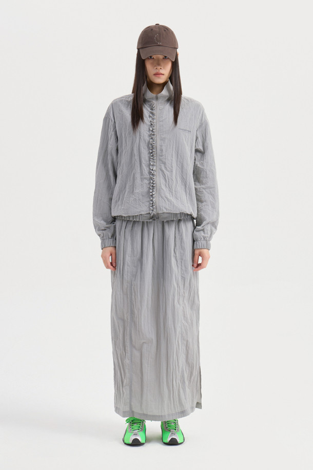 LUCKY CHOUETTE (럭키슈에뜨)의 Dot Pattern Frill Point Jumper (도트 패턴 프릴 포인트 점퍼, 실버)는 여성스러운 캐주얼 스타일을 완성하는 점퍼입니다. 가볍고 시원한 나일론 소재로 제작되어 봄, 가을에 착용하기 좋으며, 루즈핏으로 편안한 착용감을 선사합니다. 섬세한 프릴 디테일과 도트 패턴이 귀엽고 걸리시한 무드를 연출하며, 소매와 밑단 밴딩 처리로 활동성을 더했습니다. 레터링 프린트가 포인트이며, 슈롱이 파우치와 세트 구성되어 실용성을 높였습니다. 동네 마실룩, 봄 소풍룩, 여행룩 등 다양한 TPO에 활용해보세요.
