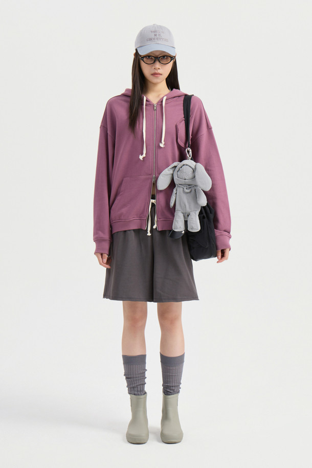 LUCKY CHOUETTE (럭키슈에뜨)의 Chouetties (슈에티스) Moon Point 후드 점퍼 (퍼플)입니다. 부드러운 면 소재로 제작되어 편안한 착용감을 선사하며, 봄, 가을 시즌에 적합합니다. 캐주얼, 미니멀, 스트리트 스타일을 아우르며 동네 마실룩, 봄 소풍룩, 캠핑룩 등 다양한 TPO에 활용하기 좋습니다. 루즈핏에 레귤러 기장으로 편안하게 착용 가능하며, 달 패치 자수와 시보리 처리된 소매와 밑단, 그리고 후드 디자인이 특징입니다. 투웨이 지퍼로 실용성을 더했으며, 럭키 크레센트 문 모티브가 돋보입니다.
