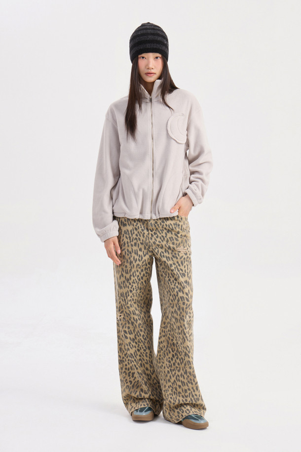 럭키슈에뜨의 Chouetties (슈에티스) by LUCKY CHOUETTE_Moon Motive 플리스 점퍼 (라이트 베이지)는 캐주얼 무드의 여성용 아우터입니다. 가을과 겨울, 일상에서 산책룩, 캠핑룩 등 다양한 TPO에 활용 가능하며, 미니멀, 고프코어 스타일을 연출하기 좋습니다. 부드러운 플리스 소재에 두꺼운 두께감으로 따뜻함을 더하고, 루즈핏 디자인으로 편안한 착용감을 제공합니다. 소매단 밴딩과 밑단 스트링, 네크라인 테이프 처리, 그리고 Lucky Crescent Moon 모티브 패치가 포인트입니다. 지퍼형 여밈 방식과 긴 소매 기장으로 실용성을 높였습니다.
