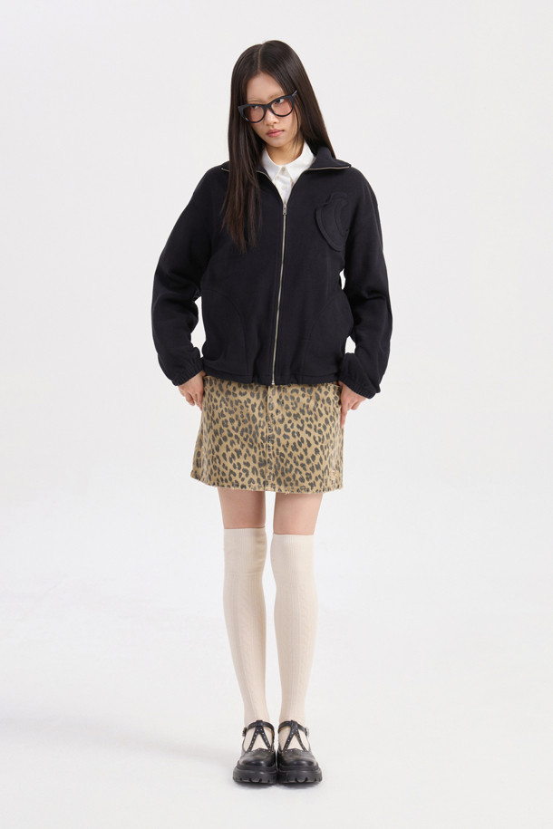 LUCKY CHOUETTE (럭키슈에뜨)의 Chouetties (슈에뜨) Moon Motive 플리스 점퍼 (블랙)는 캐주얼 무드의 여성용 아우터입니다. 부드러운 플리스 소재와 두꺼운 두께감으로 가을, 겨울 시즌 따뜻하게 착용할 수 있으며, 루즈핏 디자인으로 편안한 착용감을 선사합니다. 지퍼형 여밈 방식에 소매단 밴딩 처리와 밑단 스트링 디테일로 활동성을 더했고, Lucky Crescent Moon 모티브 패치 자수와 네크라인 테이프 처리로 포인트를 주었습니다. 캠핑룩, 산책룩 등 다양한 TPO에 활용 가능하며, 캐주얼, 미니멀, 고프코어 스타일을 즐기는 분들에게 추천합니다.
