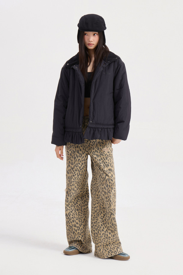 럭키슈에뜨의 Chouetties (슈에티스) Hem Frill Padding Jumper (블랙)은 겨울철 여성의 스타일을 책임질 패딩 점퍼입니다. 캐주얼, 미니멀, 걸리시 무드를 넘나드는 디자인으로 여행룩, 캠핑룩 등 다양한 TPO에 활용하기 좋습니다. 가볍고 따뜻한 나일론 소재에 오버핏 크롭 기장으로 편안함과 트렌디함을 동시에 잡았습니다. 밑단 셔링, 스트링, 로고 프린트, 솔리드 안감 등 섬세한 디테일이 돋보이며, 스냅 여밈 방식으로 간편하게 착용할 수 있습니다.
