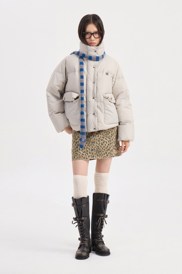 럭키슈에뜨 크롭 덕다운 점퍼는 캐주얼, 빈티지 스타일을 즐기는 분들을 위한 겨울철 필수 아이템입니다. 라이트 베이지 컬러의 무지 디자인으로 어떤 스타일에도 쉽게 매치할 수 있으며, 여행룩, 캠핑룩, 미니멀, 고프코어 스타일 연출에도 적합합니다. 덕다운(솜털 80%, 깃털 20%) 충전재(240g)와 두꺼운 두께감으로 보온성을 높였으며, 루즈핏 크롭 기장으로 트렌디함을 더했습니다. 빅 아웃포켓, 금속 지퍼, 럭키 크레센트 문 모티브 와펜 디테일이 돋보이며, 은은한 광택감이 고급스러운 분위기를 자아내는 긴소매 점퍼입니다.
