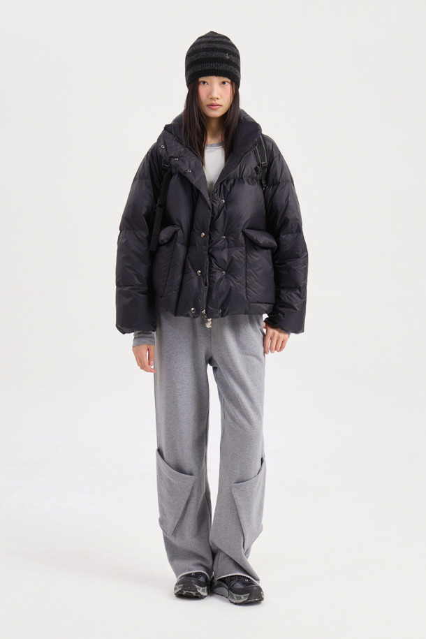 럭키슈에뜨의 Chouetties(슈에티) 크롭 덕다운 점퍼는 겨울철 캐주얼 스타일을 완성하는 여성 의류입니다. 블랙 색상의 무지 디자인으로, 은은한 광택감이 돋보이며 루즈핏의 편안한 착용감을 선사합니다. 덕다운(솜털 80%, 깃털 20%) 충전재(240g)와 빅 아웃포켓, 럭키 크레센트 문 모티브 와펜 디테일이 특징입니다. 지퍼와 스냅 버튼으로 여밈이 가능하며, 긴 소매와 두꺼운 두께감으로 보온성을 높였습니다. 일상에서 따뜻하고 스타일리시하게 연출할 수 있는 아이템입니다.
