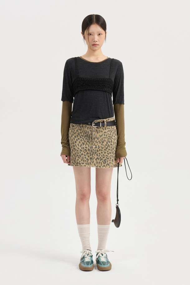 럭키슈에뜨 뷔스티에 니트 탑 (블랙)은 모던한 스타일을 추구하는 여성들을 위한 아이템입니다. 봄, 여름 시즌에 어울리는 크롭 기장의 민소매 디자인으로, 코튼과 레이온 혼방 소재에 망사 패턴이 더해져 시원하고 세련된 느낌을 줍니다. 뒤 끈으로 오픈/클로징이 가능하며, 메탈사가 믹스되어 은은한 포인트를 더합니다. 레귤러핏으로 제작되었으며, 스퀘어넥 라인이 특징입니다. 데이트룩, 카페룩, 여행룩 등 다양한 TPO에 미니멀, 시크, 클래식한 스타일을 연출할 수 있습니다.
