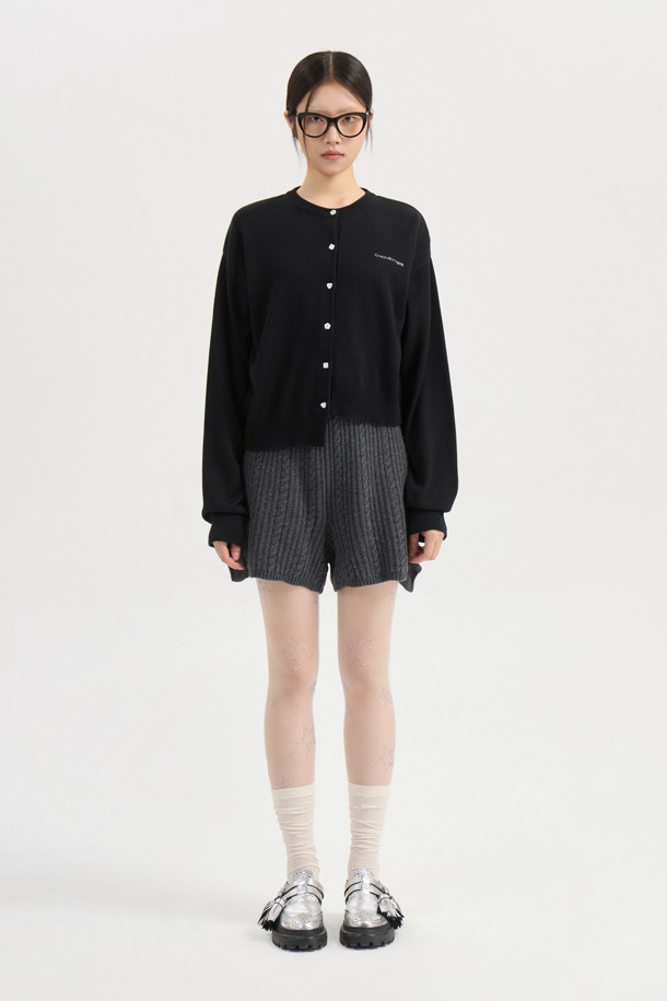 LUCKY CHOUETTE (럭키슈에뜨)의 언밸런스 니트 가디건 (black)입니다. 봄, 가을에 어울리는 캐주얼 스타일의 여성 의류로, 부드러운 아크릴과 코튼 혼방 소재로 제작되어 편안한 착용감을 선사합니다. 라운드넥에 루즈핏으로, 데이트룩 또는 카페룩에 잘 어울립니다. 세 가지 모양의 믹스된 단추와 좌우 언밸런스한 기장, 레터링 자수 포인트가 특징입니다. 미니멀하고 클래식한 무드를 연출하기 좋습니다.
