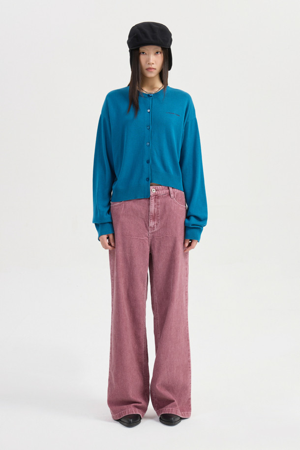 럭키슈에뜨의 Chouetties(슈에티) 언밸런스 니트 가디건 (블루)입니다. 아크릴과 코튼 혼방 소재로 제작되어 부드러운 촉감을 자랑하며, 가을, 겨울 시즌에 따뜻하게 착용할 수 있습니다. 캐주얼 스타일의 라운드넥 긴소매 가디건으로, 언밸런스한 기장감과 레터링 패턴이 특징입니다. 세 가지 모양의 믹스 단추 디테일이 돋보이며, 루즈핏으로 편안하게 착용 가능한 데일리 아이템입니다.
