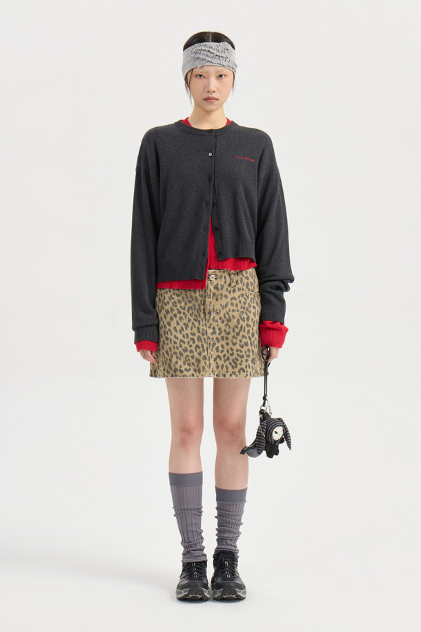 Chouetties by LUCKY CHOUETTE(슈에티 바이 럭키슈에뜨)_언밸런스 니트 가디건(다크 그레이)은 캐주얼한 스타일의 여성 니트 가디건입니다. 가을, 겨울에 착용하기 좋으며, 라운드넥에 루즈핏으로 편안하게 연출할 수 있습니다. 다크 그레이 컬러의 중간 두께 니트 소재로 제작되었으며, 언밸런스한 기장과 자수 레터링 포인트가 특징입니다. 세 가지 모양의 단추 디테일로 포인트를 더했으며, 데일리룩, 카페룩, 쇼핑룩 등 다양하게 활용 가능합니다. 아크릴과 코튼 혼방 소재로 제작되어 부드러운 촉감을 선사합니다.
