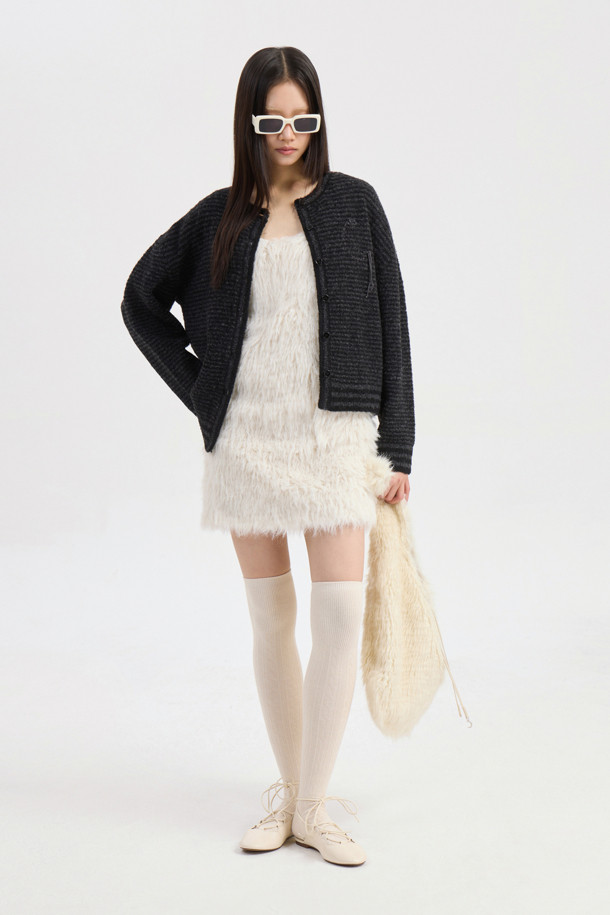 LUCKY CHOUETTE (럭키슈에뜨)의 Chouetties Unbalance Stripe 니트 가디건 (블랙)입니다. 울 소재의 두꺼운 두께감으로 가을, 겨울 시즌에 따뜻하게 착용할 수 있습니다. 캐주얼 스타일의 라운드넥 긴소매 크롭 기장 니트 가디건으로, 언밸런스한 기장과 스트라이프 패턴이 특징입니다. 싱글 버튼 여밈 방식이며, 럭키 슈에뜨의 시그니처, Lucky Crescent Moon 자수 포인트와 하트 모양 버튼 디테일로 포인트를 더했습니다. 데이트룩, 모임룩 등 다양한 TPO에 캐주얼, 클래식, 미니멀 스타일로 연출하기 좋습니다.
