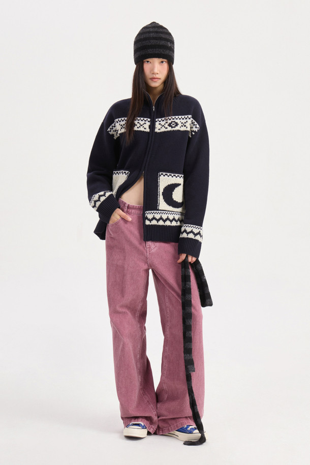 [Re-Order] 럭키슈에뜨_노르딕 패턴 하이넥 가디건 (다크 네이비)는 여성 의류로, 가을과 겨울에 따뜻하게 입을 수 있는 니트/스웨터입니다. 다크 네이비 컬러에 캐주얼, 빈티지 스타일을 더한 루즈핏 가디건으로, 하이넥 디자인과 긴 소매가 특징입니다. 두꺼운 울 소재로 제작되어 부드러운 촉감을 선사하며, 노르딕 패턴이 돋보입니다. 투웨이 지퍼와 아웃포켓 디테일, 럭키 크레센트 문 모티브가 돋보이며, 출근룩이나 모임룩, 캐주얼, 클래식, 미니멀 스타일 모두 소화 가능합니다.
