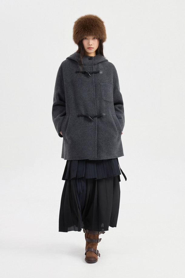 **토글 후드 코트 (grey)**는 캐시미어와 울 소재 혼방으로 제작되어 부드러운 촉감과 두꺼운 두께감으로 따뜻함을 선사하는 여성용 후드 코트입니다. 루즈핏 디자인과 하프 기장으로 편안한 착용감을 제공하며, 캐주얼, 클래식, 미니멀 스타일 모두 소화 가능합니다. 히든 스냅과 토글 여밈 방식, 긴소매 디자인으로 실용성을 더했으며, 안감에는 LUCKY 로고가 더해져 고급스러움을 더했습니다. 출근룩과 모임룩 모두에 어울리는 활용도 높은 아이템으로, 필링에 유의하여 관리하면 오랫동안 즐겨 입을 수 있습니다.
