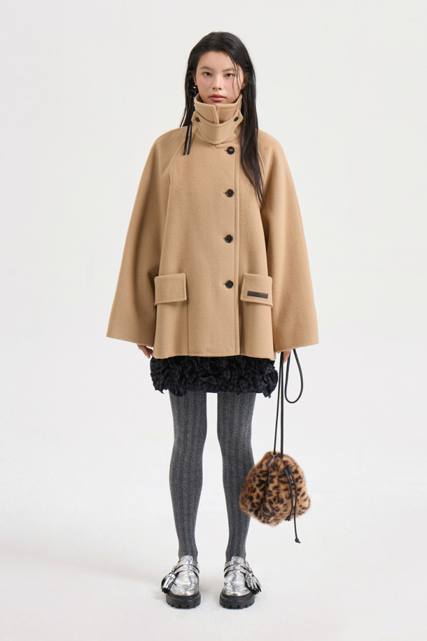 [Re-Order] 버클 칼라 하프 코트는 여성 고객을 위한 아우터입니다. 가을과 겨울에 착용하기 좋으며, 클래식하고 베이직한 스타일을 연출합니다. 라이트 베이지 컬러의 무지 디자인으로, 힙을 덮는 하프 기장감과 오버핏으로 편안하게 착용할 수 있습니다. 캐시미어 10% 블렌디드 소재로 부드러운 촉감을 선사하며, 빅 사이즈 아웃포켓과 럭키 로고 패턴 안감으로 포인트를 더했습니다. 출근룩, 오피스룩, 모임룩 등 다양한 TPO에 활용 가능하며, 클래식, 미니멀, 시크 스타일을 즐기는 고객에게 추천합니다.
