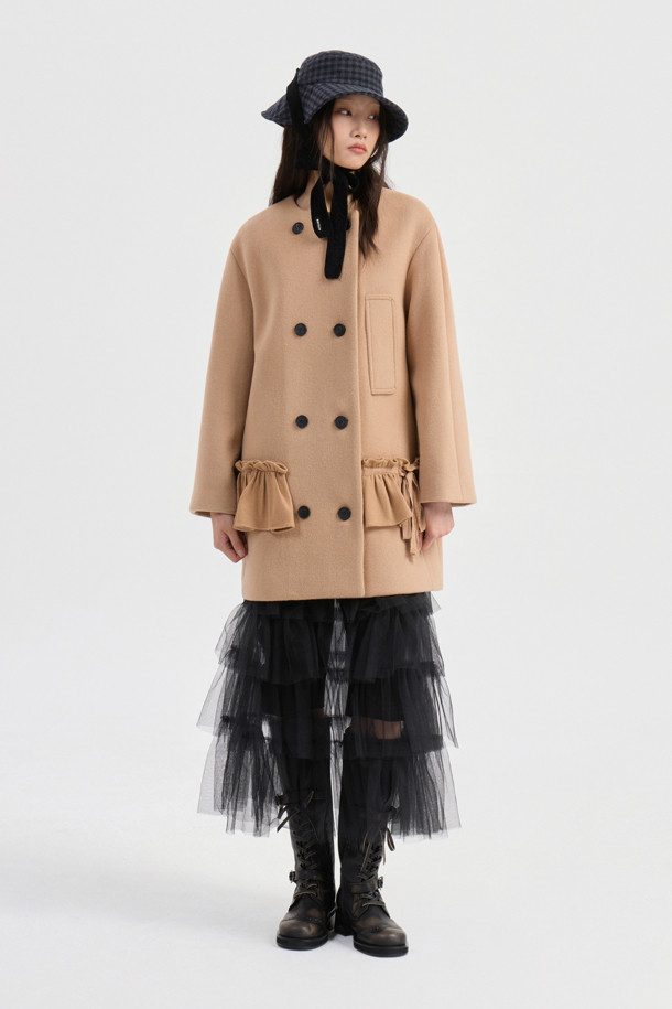 **라운드 넥 프릴 디테일 더블 코트 (베이지)**는 가을과 겨울, 여성의 우아함을 돋보이게 할 코트입니다. 부드러운 캐시미어와 울 소재, 두꺼운 두께감으로 포근하고 고급스러운 착용감을 선사합니다. 페미닌하고 클래식한 무드를 연출하며, 루즈핏 디자인과 하프 기장으로 편안함을 더했습니다. 더블 버튼 여밈 방식과 프릴, 리본 디테일, 로고 단추, 로고 패턴 안감으로 섬세한 디자인을 강조했습니다. 오피스룩, 출근룩, 모임룩 등 다양한 TPO에 클래식, 미니멀, 로맨틱 스타일로 매치하여 세련된 분위기를 연출해보세요.
