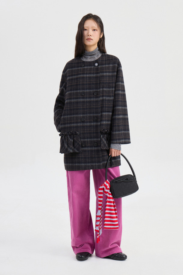 다크 네이비 컬러의 라운드 넥 프릴 디테일 더블 코트입니다. 캐시미어와 울 혼방 소재로 제작되어 부드러운 촉감과 뛰어난 보온성을 제공하며, 가을/겨울 시즌에 착용하기 좋습니다. 페미닌한 무드의 루즈핏으로, 톤온톤 체크 패턴과 로고 단추, 리본 디테일이 돋보입니다. 안감은 로고 패턴으로 마감되었으며, 더블 버튼 여밈과 긴 소매 기장으로 클래식하고 여성스러운 스타일을 연출합니다. 오피스룩, 모임룩, 데이트룩 등 다양한 TPO에 활용할 수 있습니다.
