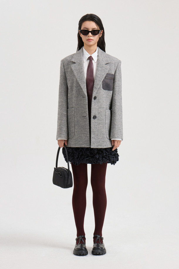 세련된 무드의 Suede Pocket 재킷형 코트(grey)입니다. 알파카, 캐시미어, 스웨이드 혼방 소재로 제작되어 가볍고 따뜻하며, 가을, 겨울 시즌에 착용하기 좋습니다. 매니쉬, 캐주얼, 유니크한 스타일을 연출하며, 헤링본 패턴과 힙 기장의 오버핏으로 트렌디함을 더했습니다. 소뿔 단추, 스웨이드 포켓, 가죽 와펜 장식, 레터링 테이프, 턴업 소매, 럭키 로고 패턴 안감 디테일이 돋보입니다. 겨울 데일리룩, 모임룩, 출근룩 등 다양한 TPO에 캐주얼, 클래식, 미니멀한 무드로 활용할 수 있습니다.
