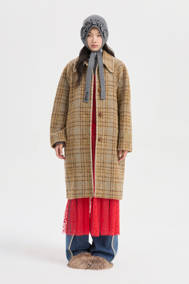 **Handlee 자수 체크 코트 (브라운)**는 가을과 겨울, 당신의 스타일을 책임질 여성용 코트입니다. 부드러운 알파카 혼방 소재와 두꺼운 두께감으로 따뜻하고 포근한 착용감을 선사하며, 무릎 기장의 코쿤핏으로 편안하면서도 세련된 실루엣을 연출합니다. 캐주얼, 클래식, 미니멀 스타일 모두 소화 가능한 활용도 높은 아이템으로, 출근룩이나 모임룩에 돋보이는 포인트를 더해줍니다. 브라운 컬러의 체크 패턴에 자수 장식과 LUCKY 로고 패턴 안감, 카라 디테일, 혼합 단추를 사용하여 디테일까지 놓치지 않았습니다.
