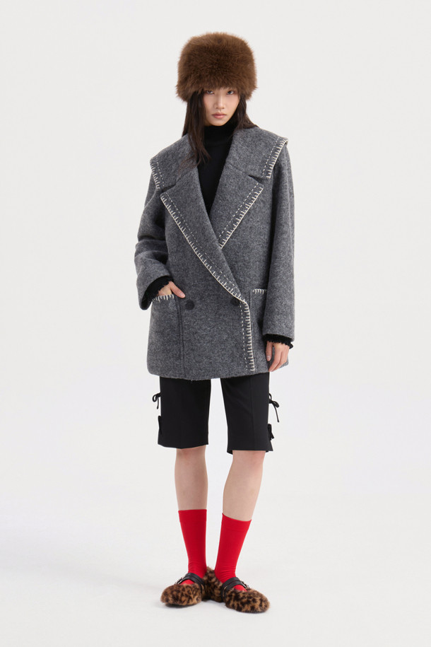 **Stitch 자수 세일러 코트 (grey)**

세련된 무드의 여성용 아우터, 스티치 자수 세일러 코트 (grey)입니다. 클래식과 캐주얼 스타일을 아우르는 디자인으로, 가을과 겨울에 따뜻하게 착용할 수 있습니다. 울 소재로 제작되어 두꺼운 두께감을 자랑하며, 하프 기장의 오버핏으로 편안한 착용감을 선사합니다. 와이드 카라와 핸드 스티치 자수 장식이 돋보이며, LUCKY 로고 패턴 안감과 이탈리아 제작으로 높은 퀄리티를 보장합니다. 출근룩, 모임룩, 데이트룩 등 다양한 TPO에 활용하여 미니멀하고 세련된 스타일을 연출해보세요.
