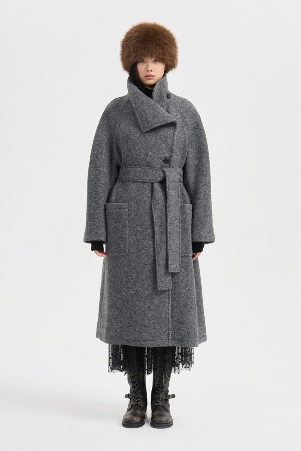 세련된 무드의 여성용 "Asymmetry Collar Long Coat" (그레이)입니다. 울 소재로 제작되어 부드럽고 폭신한 촉감과 함께 가을, 겨울 시즌 따뜻하게 착용할 수 있습니다. 비대칭 카라 디자인과 롱 기장, 여유로운 스트레이트 핏으로 스타일리시함과 모던함을 동시에 연출합니다. 안감에는 "LUCKY" 로고 패턴이 더해져 고급스러운 포인트를 더했으며, 앞 중심 단추 클로징으로 간편하게 착용 가능합니다. 출근룩, 오피스룩, 모임룩 등 다양한 TPO에 클래식, 미니멀, 시크한 스타일로 연출해보세요.
