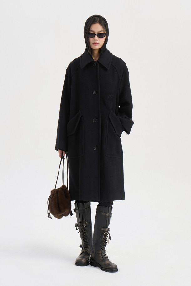 탈부착 가능한 체크 베스트 내피가 특징인 Detachable Inner 맥 코트(블랙)는 가을, 겨울 시즌 당신의 스타일을 완성해 줄 아우터입니다. 시크하고 캐주얼한 무드를 연출하며, 오버핏과 루즈핏으로 편안한 착용감을 선사합니다. 울 소재와 두꺼운 두께감으로 보온성을 높였으며, 넓은 카라와 빅 아웃포켓 디테일이 돋보입니다. 출근룩, 오피스룩, 모임룩 등 다양한 TPO에 활용 가능하며, 로고 와펜으로 포인트를 더했습니다.
