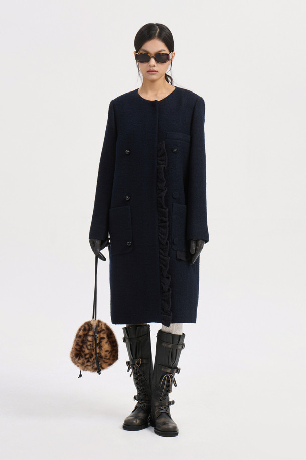 다크 네이비 컬러의 Center Frill 라운드 넥 코트입니다. 페미닌과 캐주얼 무드를 동시에 연출할 수 있으며, 가을과 겨울에 따뜻하게 입을 수 있는 두꺼운 울 소재로 제작되었습니다. 드롭 숄더, 프릴 디테일, 금속 단추, 로고 패턴 안감, 포켓 디테일이 돋보이는 롱 기장의 싱글 버튼 코트입니다. 데이트룩, 오피스룩, 모임룩 등 다양한 TPO에 활용 가능하며, 클래식, 미니멀, 캐주얼 스타일을 즐기는 여성에게 추천합니다.
