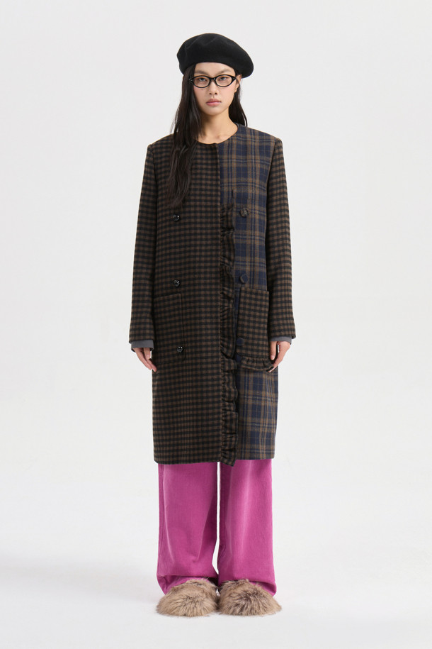 센터 프릴 라운드 넥 코트 (멀티 컬러)는 페미닌하고 캐주얼한 스타일을 동시에 연출할 수 있는 여성용 코트입니다. 가을과 겨울에 어울리는 두꺼운 울 소재로 제작되어 부드러운 촉감을 선사하며, 오버핏 롱 기장으로 편안한 착용감을 제공합니다. 체크 패턴과 드롭 숄더, 프릴 디테일이 특징이며, 금속 단추와 로고 패턴 안감, 포켓 디테일로 세련됨을 더했습니다. 싱글 버튼 여밈 방식의 라운드 넥 코트로, 데이트룩, 모임룩, 출근룩 등 다양한 TPO에 클래식, 캐주얼, 미니멀 스타일로 활용 가능합니다.
