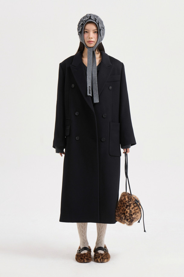 [Atelier] 갱 칼라 더블 롱 코트 (블랙)는 시크하고 미니멀한 스타일을 추구하는 여성들을 위한 아우터입니다. 가을과 겨울, 출근룩, 오피스룩, 겨울 데일리룩에 어울리는 이 코트는 부드러운 캐시미어와 울 소재로 제작되어 뛰어난 착용감을 선사합니다. 갱 칼라 디자인과 럭키슈에뜨 로고 소뿔 단추, 자수 디테일이 고급스러움을 더하며, ATELIER 컬렉션 로고 패턴 안감으로 소장 가치를 높였습니다. 박시핏의 롱 기장, 더블 버튼 여밈 방식의 더블 코트로, 시크하고 클래식한 스타일을 완성해보세요.
