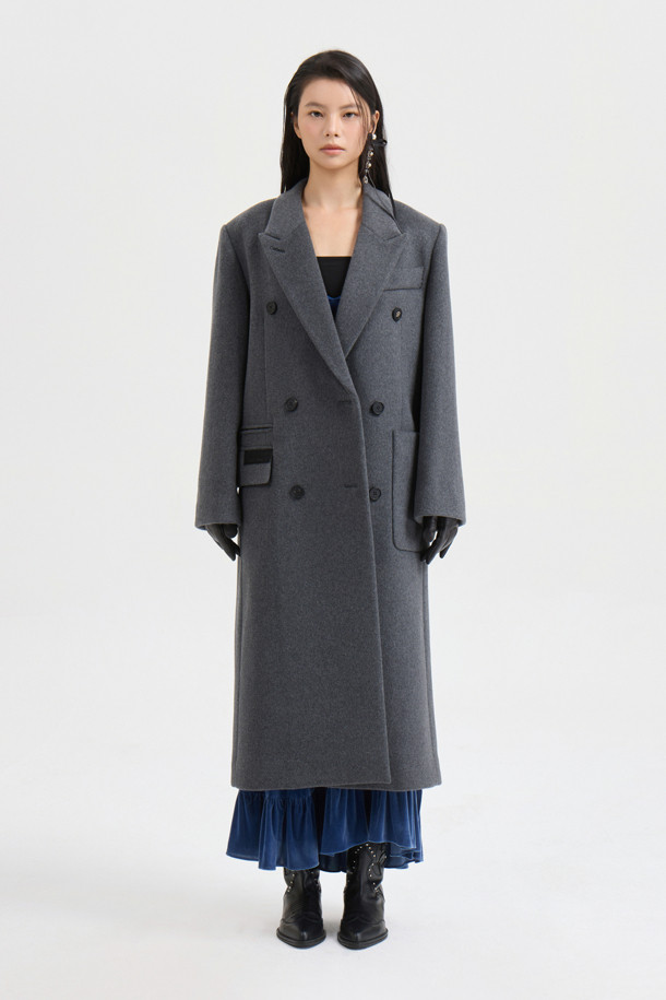 [Atelier] 갱 칼라 더블 롱 코트 (다크 그레이)는 시크하고 심플한 스타일을 추구하는 당신을 위한 겨울 아우터입니다. 캐시미어와 울 혼방 소재로 제작되어 부드러운 촉감과 우수한 보온성을 자랑하며, 롱 기장과 박시 핏으로 세련된 실루엣을 연출합니다. 더블 버튼 여밈 방식과 갱 칼라 디자인이 특징이며, 럭키슈에뜨 로고 소뿔 단추와 자수 디테일로 고급스러움을 더했습니다. [Atelier] 컬렉션 로고 패턴 안감으로 완성도를 높인 이 코트는 겨울 데일리룩, 오피스룩, 모임룩 등 다양한 TPO에 활용하기 좋습니다.
