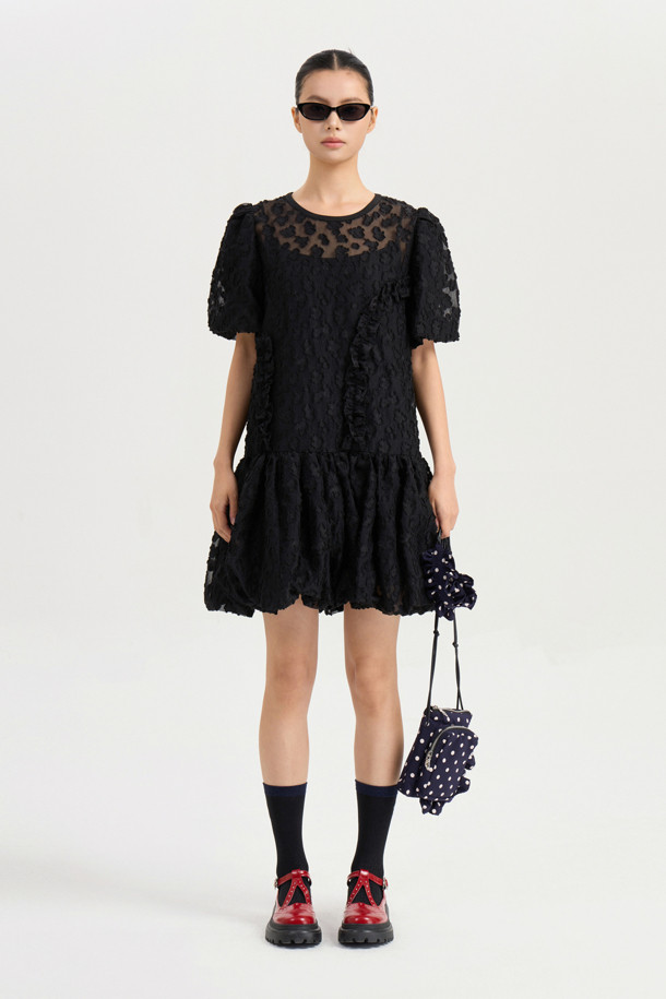 볼륨 슬리브 자카드 드레스 (블랙)는 페미닌하고 클래식한 무드를 자아내는 여성용 미니 원피스입니다. 봄, 여름, 가을 시즌에 어울리는 얇은 두께감과 부드러운 촉감의 자카드 소재로 제작되었습니다. A라인 핏에 라운드넥 디자인, 볼륨 슬리브 소매 기장이 특징이며, 속슬립이 포함되어 편안하게 착용할 수 있습니다. 데이트룩, 카페룩, 모임룩 등 다양한 TPO에 잘 어울리며, 클래식, 미니멀, 로맨틱 스타일을 즐기는 분들께 추천합니다. 뒷넥 단추 여밈과 레이어드 가능한 디자인으로 활용도를 높였습니다.
