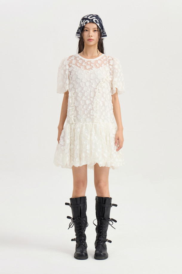 볼륨 슬리브 자카드 원피스 (아이보리)는 페미닌하고 클래식한 무드를 연출하는 여성 미니 원피스입니다. 봄, 여름 시즌에 어울리는 얇은 두께감과 부드러운 촉감의 자카드 소재로 제작되었으며, A라인 치마 핏과 미니 기장으로 사랑스러운 실루엣을 선사합니다. 볼륨감 있는 소매와 입체적인 자카드 패턴이 돋보이며, 라운드넥 디자인에 뒷넥 단추 여밈으로 간편하게 착용할 수 있습니다. 데이트룩, 카페룩, 모임룩 등 다양한 TPO에 맞춰 클래식, 미니멀, 로맨틱한 스타일을 연출해보세요. 속슬립이 포함되어 있어 비침 걱정 없이 편안하게 즐길 수 있습니다.
