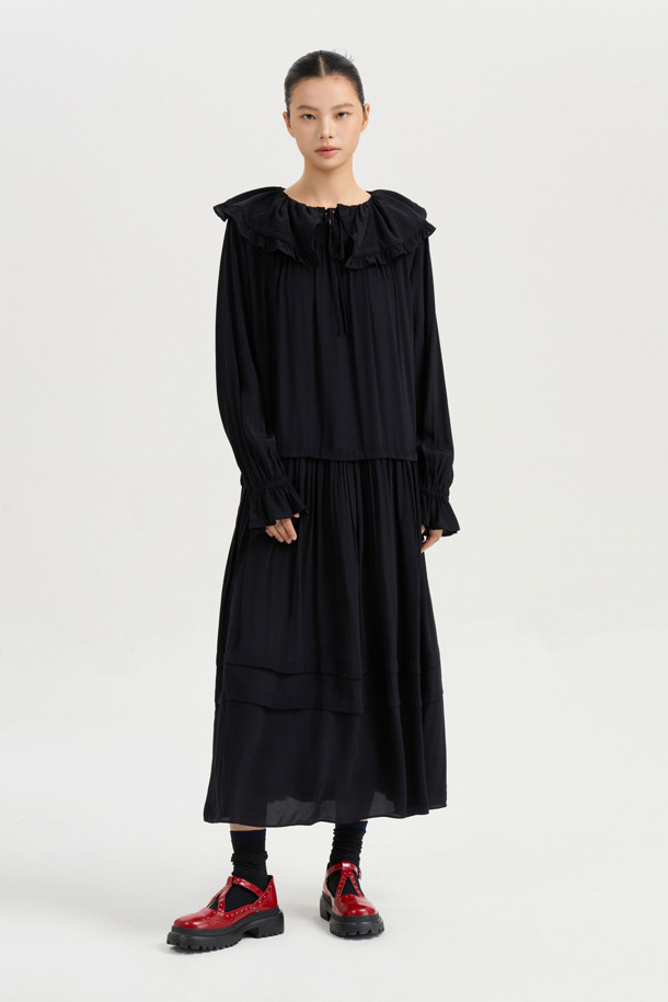 세일러 카라 원피스 (블랙)는 페미닌하면서도 캐주얼한 무드를 연출하는 여성 의류입니다. 폴리 크레이프 소재로 제작되어 깔끔한 촉감을 선사하며, 사계절 내내 착용 가능합니다. 롱 기장의 루즈핏으로 편안한 착용감을 제공하며, 허리 스트링 디테일로 허리 라인을 잡아줍니다. 세일러 카라와 소매 셔링 밴딩, 카라 셔링 디테일이 특징이며, 데이트룩이나 카페룩에 잘 어울립니다. 미니멀하고 로맨틱한 스타일을 즐기는 분들께 추천합니다.
