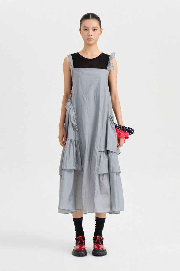 민트 컬러의 [Re-Order] 러플 포인트 민소매 롱 드레스입니다. 부드러운 나일론 소재로 제작되어 은은한 광택감이 돋보이며, 루즈핏 플레어 디자인으로 우아한 실루엣을 연출합니다. 비대칭 프릴 디테일과 어깨 비죠 장식이 여성스러운 포인트를 더하고, 끈 길이 조절이 가능하여 편안하게 착용할 수 있습니다. 데이트룩, 여행룩, 휴가룩 등 다양한 TPO에 클래식, 미니멀, 로맨틱 스타일로 연출해보세요. 봄, 여름 시즌에 어울리는 롱 원피스로, 당신의 스타일을 한층 더 돋보이게 해줄 것입니다.
