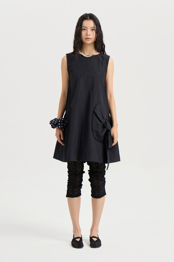 A 라인 미니 드레스 (블랙)는 여성스러운 실루엣을 연출하는 A라인 핏의 미니 원피스입니다. 봄, 여름, 가을 세 계절 모두 활용 가능하며, 데이트룩, 동네 마실룩, 카페룩 등 다양한 TPO에 적합합니다. 캐주얼, 미니멀, 스트리트 스타일을 모두 아우르는 디자인으로, 무지 패턴의 블랙 컬러가 시크한 매력을 더합니다. 나일론 소재로 제작되어 편안한 착용감을 선사하며, 민소매 디자인으로 시원하게 입을 수 있습니다. 포켓 디테일과 레이어드 연출이 가능하며, 워싱 가공을 거쳐 자연스러운 분위기를 자아냅니다.
